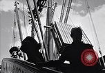 Immagine di I soldati scendono dalla nave da trasporto Honolulu Hawaii USA, 1942, secondo 39 filmato di repertorio 65675037120