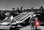 Immagine di I soldati scendono dalla nave da trasporto Honolulu Hawaii USA, 1942, secondo 42 filmato di repertorio 65675037120