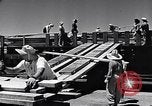 Immagine di I soldati scendono dalla nave da trasporto Honolulu Hawaii USA, 1942, secondo 43 filmato di repertorio 65675037120