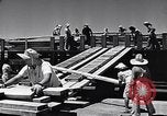 Immagine di I soldati scendono dalla nave da trasporto Honolulu Hawaii USA, 1942, secondo 44 filmato di repertorio 65675037120