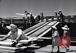 Immagine di I soldati scendono dalla nave da trasporto Honolulu Hawaii USA, 1942, secondo 46 filmato di repertorio 65675037120