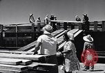 Immagine di I soldati scendono dalla nave da trasporto Honolulu Hawaii USA, 1942, secondo 48 filmato di repertorio 65675037120
