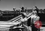 Immagine di I soldati scendono dalla nave da trasporto Honolulu Hawaii USA, 1942, secondo 50 filmato di repertorio 65675037120