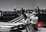 Immagine di I soldati scendono dalla nave da trasporto Honolulu Hawaii USA, 1942, secondo 51 filmato di repertorio 65675037120