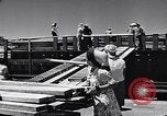 Immagine di I soldati scendono dalla nave da trasporto Honolulu Hawaii USA, 1942, secondo 52 filmato di repertorio 65675037120