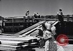 Immagine di I soldati scendono dalla nave da trasporto Honolulu Hawaii USA, 1942, secondo 54 filmato di repertorio 65675037120