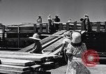 Immagine di I soldati scendono dalla nave da trasporto Honolulu Hawaii USA, 1942, secondo 56 filmato di repertorio 65675037120