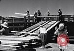Immagine di I soldati scendono dalla nave da trasporto Honolulu Hawaii USA, 1942, secondo 58 filmato di repertorio 65675037120