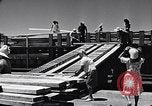 Immagine di I soldati scendono dalla nave da trasporto Honolulu Hawaii USA, 1942, secondo 59 filmato di repertorio 65675037120