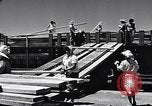 Immagine di I soldati scendono dalla nave da trasporto Honolulu Hawaii USA, 1942, secondo 60 filmato di repertorio 65675037120