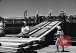 Immagine di I soldati scendono dalla nave da trasporto Honolulu Hawaii USA, 1942, secondo 61 filmato di repertorio 65675037120