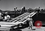 Immagine di I soldati scendono dalla nave da trasporto Honolulu Hawaii USA, 1942, secondo 62 filmato di repertorio 65675037120
