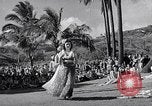 Standbild Mädchen tanzen Hula für die Zuschauer Honolulu Hawaii USA, 1942, aus Sekunde 1 historischem Filmmaterial Videoclip 65675037121