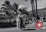 Standbild Mädchen tanzen Hula für die Zuschauer Honolulu Hawaii USA, 1942, aus Sekunde 3 historischem Filmmaterial Videoclip 65675037121