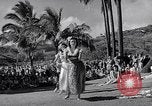 Standbild Mädchen tanzen Hula für die Zuschauer Honolulu Hawaii USA, 1942, aus Sekunde 4 historischem Filmmaterial Videoclip 65675037121