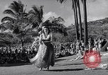 Standbild Mädchen tanzen Hula für die Zuschauer Honolulu Hawaii USA, 1942, aus Sekunde 5 historischem Filmmaterial Videoclip 65675037121