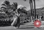 Standbild Mädchen tanzen Hula für die Zuschauer Honolulu Hawaii USA, 1942, aus Sekunde 6 historischem Filmmaterial Videoclip 65675037121