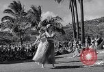 Standbild Mädchen tanzen Hula für die Zuschauer Honolulu Hawaii USA, 1942, aus Sekunde 7 historischem Filmmaterial Videoclip 65675037121