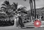 Standbild Mädchen tanzen Hula für die Zuschauer Honolulu Hawaii USA, 1942, aus Sekunde 8 historischem Filmmaterial Videoclip 65675037121