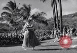 Standbild Mädchen tanzen Hula für die Zuschauer Honolulu Hawaii USA, 1942, aus Sekunde 9 historischem Filmmaterial Videoclip 65675037121