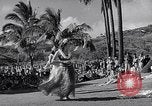 Standbild Mädchen tanzen Hula für die Zuschauer Honolulu Hawaii USA, 1942, aus Sekunde 10 historischem Filmmaterial Videoclip 65675037121