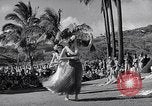 Standbild Mädchen tanzen Hula für die Zuschauer Honolulu Hawaii USA, 1942, aus Sekunde 11 historischem Filmmaterial Videoclip 65675037121
