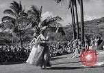 Standbild Mädchen tanzen Hula für die Zuschauer Honolulu Hawaii USA, 1942, aus Sekunde 12 historischem Filmmaterial Videoclip 65675037121