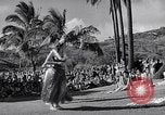 Standbild Mädchen tanzen Hula für die Zuschauer Honolulu Hawaii USA, 1942, aus Sekunde 13 historischem Filmmaterial Videoclip 65675037121