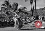 Standbild Mädchen tanzen Hula für die Zuschauer Honolulu Hawaii USA, 1942, aus Sekunde 14 historischem Filmmaterial Videoclip 65675037121