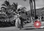 Standbild Mädchen tanzen Hula für die Zuschauer Honolulu Hawaii USA, 1942, aus Sekunde 15 historischem Filmmaterial Videoclip 65675037121