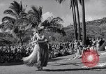 Standbild Mädchen tanzen Hula für die Zuschauer Honolulu Hawaii USA, 1942, aus Sekunde 16 historischem Filmmaterial Videoclip 65675037121
