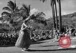 Standbild Mädchen tanzen Hula für die Zuschauer Honolulu Hawaii USA, 1942, aus Sekunde 17 historischem Filmmaterial Videoclip 65675037121