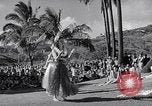Standbild Mädchen tanzen Hula für die Zuschauer Honolulu Hawaii USA, 1942, aus Sekunde 18 historischem Filmmaterial Videoclip 65675037121