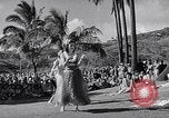 Standbild Mädchen tanzen Hula für die Zuschauer Honolulu Hawaii USA, 1942, aus Sekunde 19 historischem Filmmaterial Videoclip 65675037121