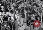 Standbild Mädchen tanzen Hula für die Zuschauer Honolulu Hawaii USA, 1942, aus Sekunde 20 historischem Filmmaterial Videoclip 65675037121