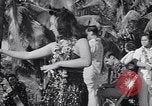 Standbild Mädchen tanzen Hula für die Zuschauer Honolulu Hawaii USA, 1942, aus Sekunde 21 historischem Filmmaterial Videoclip 65675037121