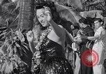 Standbild Mädchen tanzen Hula für die Zuschauer Honolulu Hawaii USA, 1942, aus Sekunde 23 historischem Filmmaterial Videoclip 65675037121