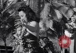 Standbild Mädchen tanzen Hula für die Zuschauer Honolulu Hawaii USA, 1942, aus Sekunde 24 historischem Filmmaterial Videoclip 65675037121
