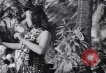 Standbild Mädchen tanzen Hula für die Zuschauer Honolulu Hawaii USA, 1942, aus Sekunde 25 historischem Filmmaterial Videoclip 65675037121