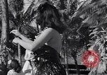 Standbild Mädchen tanzen Hula für die Zuschauer Honolulu Hawaii USA, 1942, aus Sekunde 26 historischem Filmmaterial Videoclip 65675037121