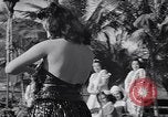 Standbild Mädchen tanzen Hula für die Zuschauer Honolulu Hawaii USA, 1942, aus Sekunde 27 historischem Filmmaterial Videoclip 65675037121