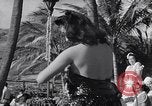 Standbild Mädchen tanzen Hula für die Zuschauer Honolulu Hawaii USA, 1942, aus Sekunde 28 historischem Filmmaterial Videoclip 65675037121