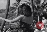 Standbild Mädchen tanzen Hula für die Zuschauer Honolulu Hawaii USA, 1942, aus Sekunde 29 historischem Filmmaterial Videoclip 65675037121