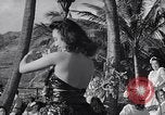 Standbild Mädchen tanzen Hula für die Zuschauer Honolulu Hawaii USA, 1942, aus Sekunde 30 historischem Filmmaterial Videoclip 65675037121