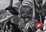 Standbild Mädchen tanzen Hula für die Zuschauer Honolulu Hawaii USA, 1942, aus Sekunde 31 historischem Filmmaterial Videoclip 65675037121