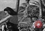 Standbild Mädchen tanzen Hula für die Zuschauer Honolulu Hawaii USA, 1942, aus Sekunde 32 historischem Filmmaterial Videoclip 65675037121