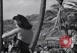Standbild Mädchen tanzen Hula für die Zuschauer Honolulu Hawaii USA, 1942, aus Sekunde 33 historischem Filmmaterial Videoclip 65675037121
