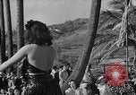 Standbild Mädchen tanzen Hula für die Zuschauer Honolulu Hawaii USA, 1942, aus Sekunde 34 historischem Filmmaterial Videoclip 65675037121