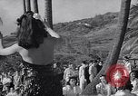 Standbild Mädchen tanzen Hula für die Zuschauer Honolulu Hawaii USA, 1942, aus Sekunde 35 historischem Filmmaterial Videoclip 65675037121