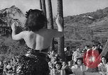 Standbild Mädchen tanzen Hula für die Zuschauer Honolulu Hawaii USA, 1942, aus Sekunde 36 historischem Filmmaterial Videoclip 65675037121